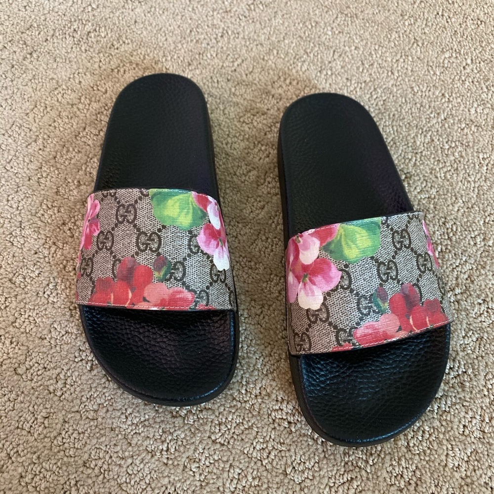Gucci flip flops